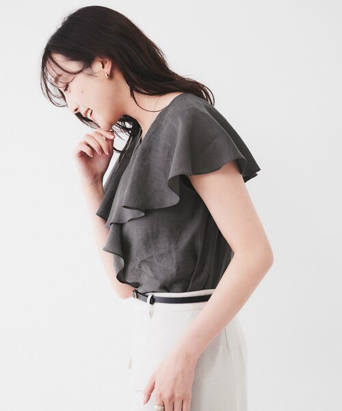 UNTITLED（アンタイトル）の「【きれいめ/洗える/フリル】ラッフルシアーブラウス（シャツ/ブラウス・レディース・ブルー系その他/チャコールグレー/ブラック/オフホワイト・02/00/04/44/48/50）」の22枚目の写真