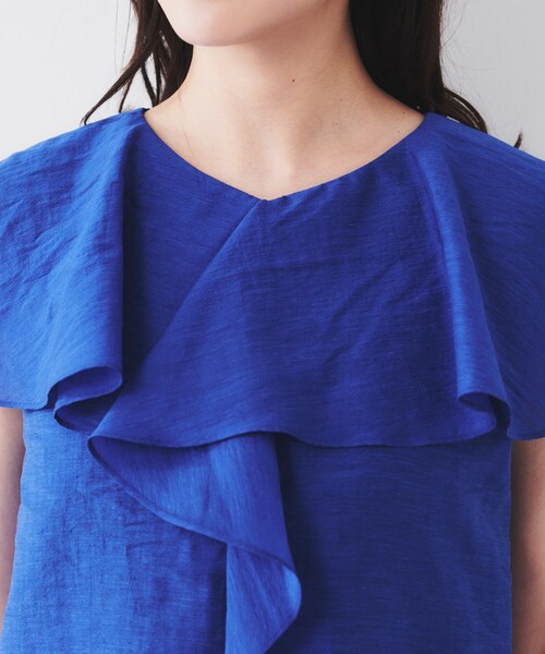 UNTITLED（アンタイトル）の「【きれいめ/洗える/フリル】ラッフルシアーブラウス（シャツ/ブラウス・レディース・ブルー系その他/チャコールグレー/ブラック/オフホワイト・02/00/04/44/48/50）」の8枚目の写真