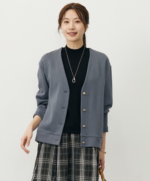 J.PRESS Ladies(J.プレス レディス)の「ジャージー Vネック カーディガン(カーディガン/ボレロ・レディース・ベージュ系/ブラック系/ダルブルー系・SMALL)」の3枚目の写真