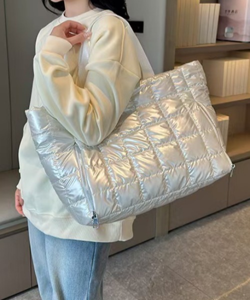 SHEPP(シープ)の「パフィー キルティング トラベルエナメルショルダートートバッグ(ボストンバッグ・レディース・シルバー/ブルー/ホワイト/ピンク/ブラック・F)」の2枚目の写真