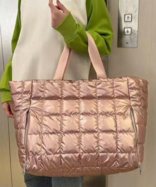 SHEPP(シープ)の「パフィー キルティング トラベルエナメルショルダートートバッグ(ボストンバッグ・レディース・シルバー/ブルー/ホワイト/ピンク/ブラック・F)」の8枚目の写真