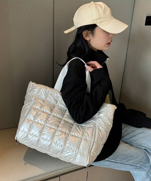 SHEPP(シープ)の「パフィー キルティング トラベルエナメルショルダートートバッグ(ボストンバッグ・レディース・シルバー/ブルー/ホワイト/ピンク/ブラック・F)」の6枚目の写真