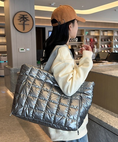 SHEPP(シープ)の「パフィー キルティング トラベルエナメルショルダートートバッグ(ボストンバッグ・レディース・シルバー/ブルー/ホワイト/ピンク/ブラック・F)」の22枚目の写真