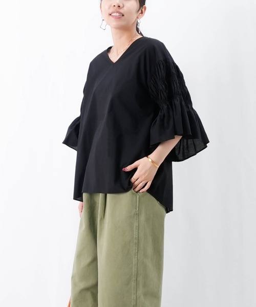 LUCA/LADY LUCK LUCA（ルカ/レディラックルカ）の「LC/LLL シャーリングフレアー袖ブラウス（シャツ/ブラウス・レディース・ベージュ/ブラック/ブルー・FREE）」の9枚目の写真