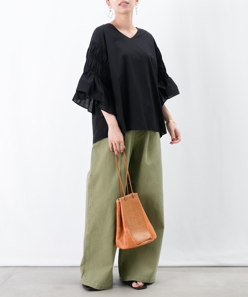 LUCA/LADY LUCK LUCA（ルカ/レディラックルカ）の「LC/LLL シャーリングフレアー袖ブラウス（シャツ/ブラウス・レディース・ベージュ/ブラック/ブルー・FREE）」の4枚目の写真