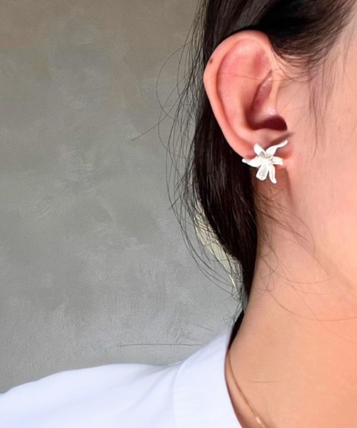 yu-ka(ユーカ)の「YU-KA:フラワースタッドピアス flower stud pierce(ピアス(両耳用)・レディース・シルバー/ゴールド・FREE)」の2枚目の写真