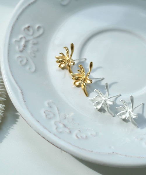 yu-ka(ユーカ)の「YU-KA:フラワースタッドピアス flower stud pierce(ピアス(両耳用)・レディース・シルバー/ゴールド・FREE)」の3枚目の写真