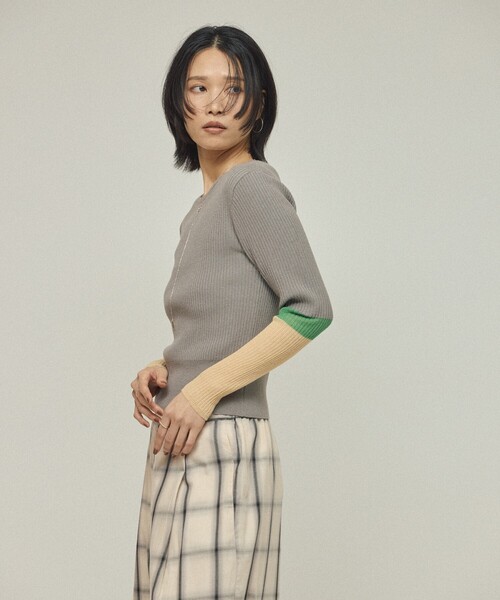 Firsthand（ファーストハンド）の「Firsthand/ファーストハンド 機能性素材 シルク入り カラーブロックニットプルオーバー / 抗ピル / マシンウォッシャブル（ニット/セーター・レディース・ブラック/グレー/レッド・ﾌﾘ-）」の10枚目の写真