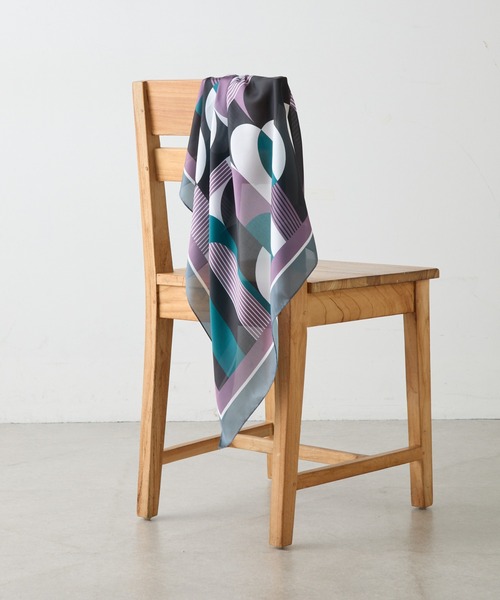 COLONY 2139（コロニートゥーワンスリーナイン）の「スカーフ 幾何柄 70×70（バンダナ/スカーフ・レディース・ネイビー/パープル・FREE）」の12枚目の写真