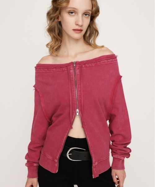 SLY（スライ）の「OFF SHOULDER SWEAT TOPS オフショルダー スウェット トップス 秋服 冬服 トレーナー（スウェット・レディース・ブラック系その他2/杢グレー/レッド系その他・FREE）」の2枚目の写真