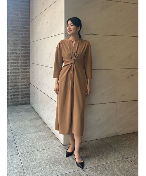 ESTNATION（エストネーション）の「ESTNATION / ツイストワンピース《EXCLUSIVE》（ワンピース・レディース・キャメル/ネイビー・38/36）」の9枚目の写真