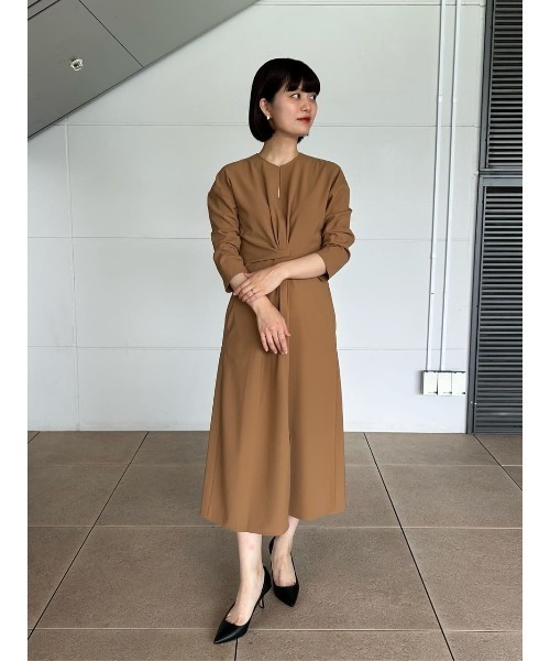 ESTNATION（エストネーション）の「ESTNATION / ツイストワンピース《EXCLUSIVE》（ワンピース・レディース・キャメル/ネイビー・38/36）」の13枚目の写真