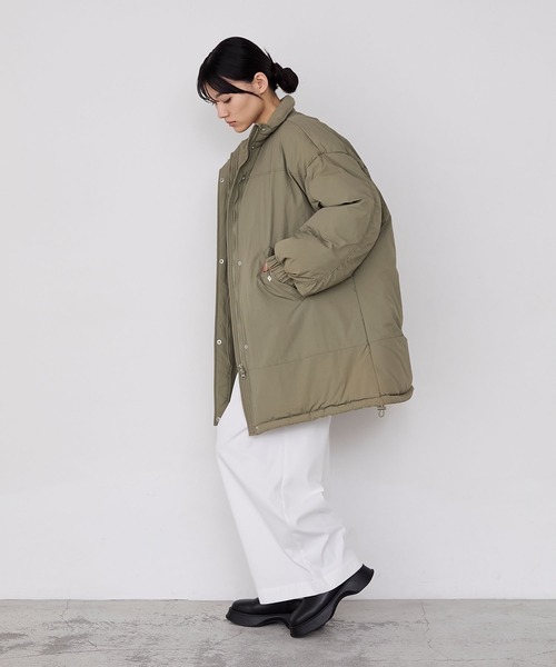 forksy.(フォルクシー)の「【forksy.】〈撥水加工〉ビッグドロスト付きハイネックモンスター中綿コート(ダウンジャケット/コート・レディース・ブラウン/カーキ/ブラック/チャコール/オフホワイト・FREE)」の13枚目の写真