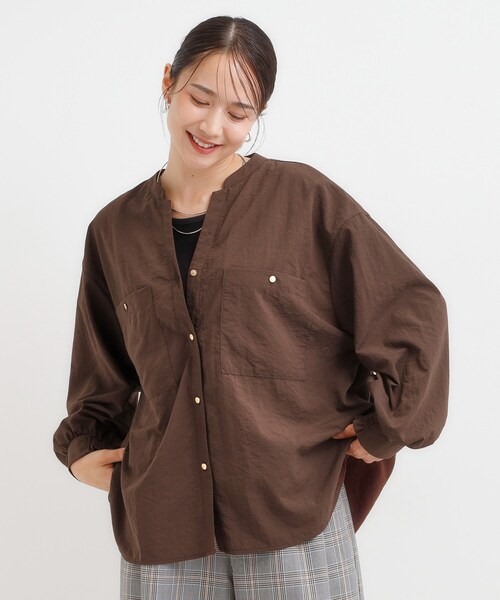 DRESKIP(ドレスキップ)の「【洗濯機可】羽織りにもなる ビックポケットVネックシャツ(シャツ/ブラウス・レディース・ダークブラウン/ネイビー/ライトベージュ・01/02/03/04)」の4枚目の写真