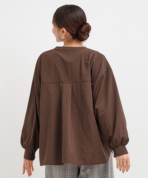 DRESKIP(ドレスキップ)の「【洗濯機可】羽織りにもなる ビックポケットVネックシャツ(シャツ/ブラウス・レディース・ダークブラウン/ネイビー/ライトベージュ・01/02/03/04)」の5枚目の写真