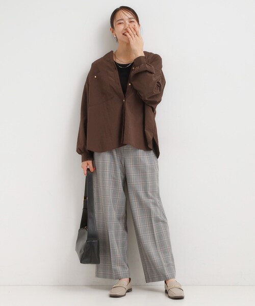 DRESKIP(ドレスキップ)の「【洗濯機可】羽織りにもなる ビックポケットVネックシャツ(シャツ/ブラウス・レディース・ダークブラウン/ネイビー/ライトベージュ・01/02/03/04)」の6枚目の写真