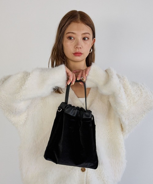 BAYFLOW（ベイフロー）の「[ベロアと合皮の2WAY仕様]リバーシブルギャザーバッグ（ハンドバッグ・レディース・ブラック/ブラウン・FREE）」の2枚目の写真