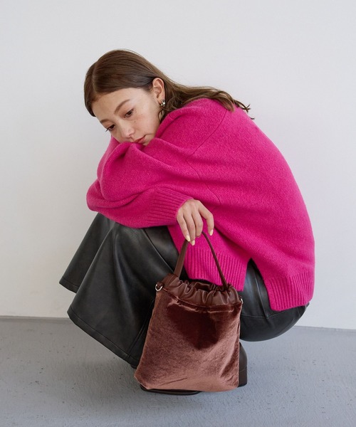 BAYFLOW（ベイフロー）の「[ベロアと合皮の2WAY仕様]リバーシブルギャザーバッグ（ハンドバッグ・レディース・ブラック/ブラウン・FREE）」の4枚目の写真