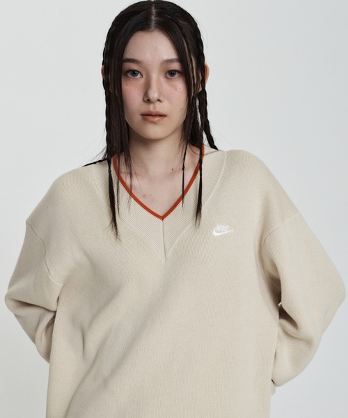 NIKE（ナイキ）の「ナイキ スポーツウェア クラブ メンズ Vネック セーター / Nike Sportswear Club Men's V-Neck Sweater HV1420-229 Light Khaki（ニット/セーター・メンズ・ブラウン系その他2・2XL/XL/S/M/L）」の3枚目の写真