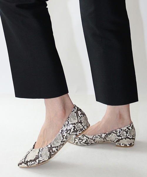 Fin（フィン）の「Vカットフラットシューズ【低反発スポンジ入り】（パンプス・レディース・シルバー/ブラック/パイソン/ゴールド・24cm/23.5cm/23cm/22.5cm/24.5cm）」の4枚目の写真