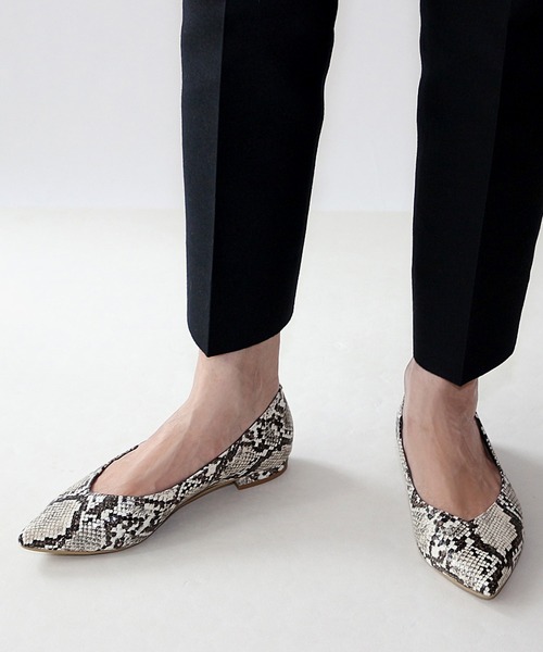 Fin（フィン）の「Vカットフラットシューズ【低反発スポンジ入り】（パンプス・レディース・シルバー/ブラック/パイソン/ゴールド・24cm/23.5cm/23cm/22.5cm/24.5cm）」の18枚目の写真