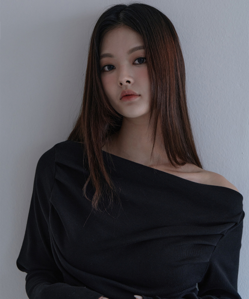 5OML(オーオーエムエル)の「オフショルダードレープロングスリーブブラック(Tシャツ/カットソー・レディース・ブラック・FREE)」の2枚目の写真