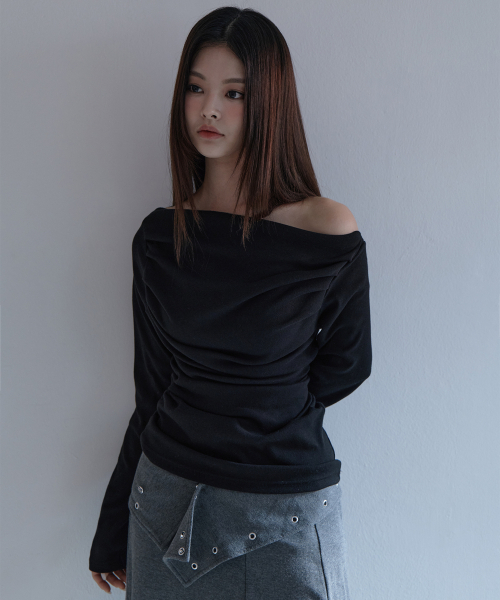 5OML(オーオーエムエル)の「オフショルダードレープロングスリーブブラック(Tシャツ/カットソー・レディース・ブラック・FREE)」の3枚目の写真