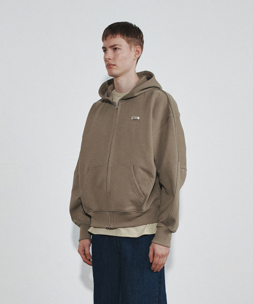 HEUTE(ホイテ)の「HET HOODIE ZIP-UP SWEATSHIRT (KHAKI)(パーカー・メンズ・カーキ・MEDIUM/LARGE)」の2枚目の写真