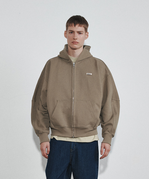 HEUTE(ホイテ)の「HET HOODIE ZIP-UP SWEATSHIRT (KHAKI)(パーカー・メンズ・カーキ・MEDIUM/LARGE)」の4枚目の写真