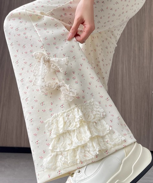 Mejoul（メジュール）の「【2026春夏新作】フラワープリントレースフレアスウェットパンツ（スウェットパンツ・レディース・アイボリー・M/L）」の2枚目の写真