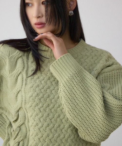 AZUL by moussy(アズールバイマウジー)の「サイドレースアップケーブルニット(ニット/セーター・レディース・チャコールグレー/ライトカーキ/アイボリー/ライトイエロー・FREE)」の4枚目の写真