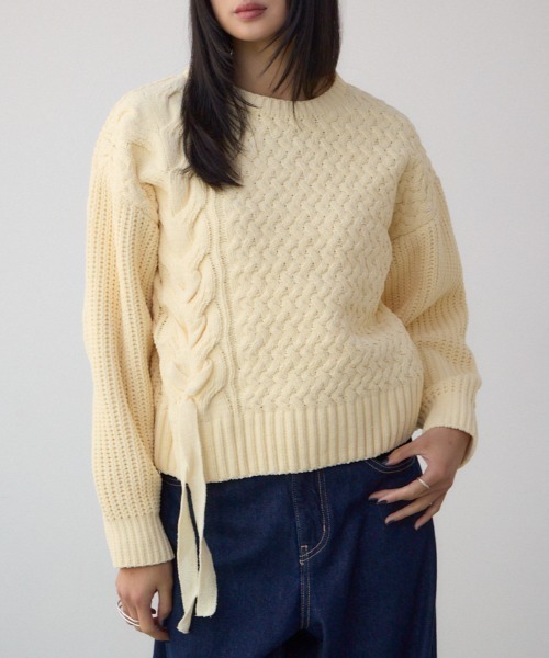 AZUL by moussy(アズールバイマウジー)の「サイドレースアップケーブルニット(ニット/セーター・レディース・チャコールグレー/ライトカーキ/アイボリー/ライトイエロー・FREE)」の1枚目の写真