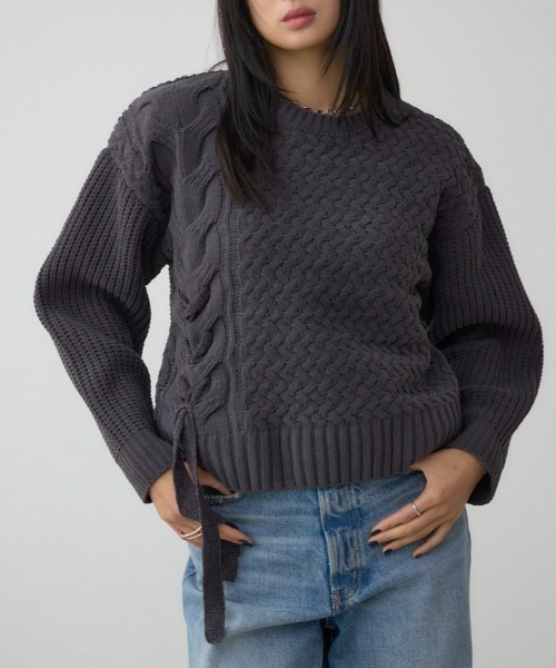 AZUL by moussy(アズールバイマウジー)の「サイドレースアップケーブルニット(ニット/セーター・レディース・チャコールグレー/ライトカーキ/アイボリー/ライトイエロー・FREE)」の3枚目の写真