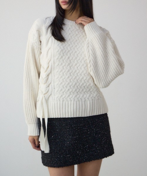 AZUL by moussy(アズールバイマウジー)の「サイドレースアップケーブルニット(ニット/セーター・レディース・チャコールグレー/ライトカーキ/アイボリー/ライトイエロー・FREE)」の2枚目の写真