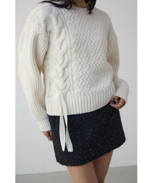AZUL by moussy(アズールバイマウジー)の「サイドレースアップケーブルニット(ニット/セーター・レディース・チャコールグレー/ライトカーキ/アイボリー/ライトイエロー・FREE)」の5枚目の写真