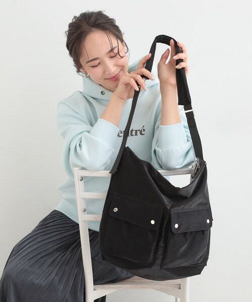 SHOO・LA・RUE(シューラルー)の「ダブルポケットワンショルダーバッグ(ショルダーバッグ・レディース・ブラック/シルバー/グレー・00)」の1枚目の写真