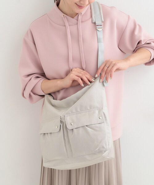SHOO・LA・RUE(シューラルー)の「ダブルポケットワンショルダーバッグ(ショルダーバッグ・レディース・ブラック/シルバー/グレー・00)」の4枚目の写真