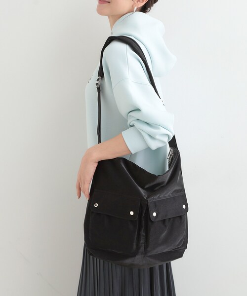 SHOO・LA・RUE(シューラルー)の「ダブルポケットワンショルダーバッグ(ショルダーバッグ・レディース・ブラック/シルバー/グレー・00)」の6枚目の写真