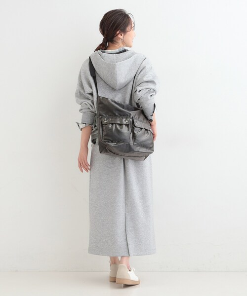SHOO・LA・RUE(シューラルー)の「ダブルポケットワンショルダーバッグ(ショルダーバッグ・レディース・ブラック/シルバー/グレー・00)」の9枚目の写真