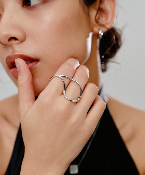 novice（ノーヴィス）の「【novice】Flow Curve Double Finger Ring［Stainless］（リング・レディース・シルバー/ゴールド・FREE）」の6枚目の写真