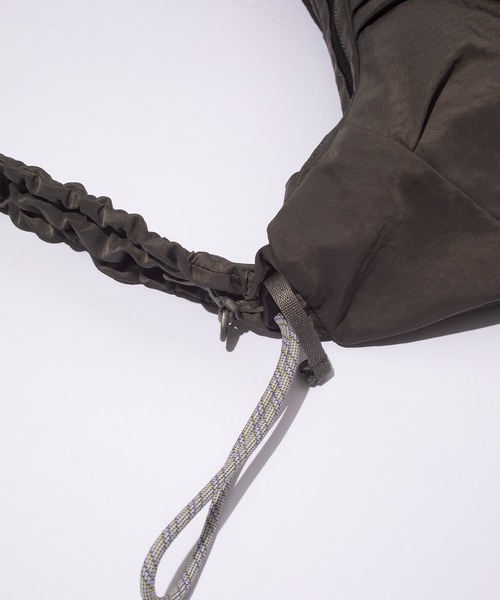F/CE. （エフシーイー）の「F/CE. / エフシーイー/TEXTURED TWILL BODY BAG / テクスチャード ツイル ボディバッグ（ボディバッグ/ウエストポーチ・メンズ・ブラック/チャコールグレー・F）」の8枚目の写真