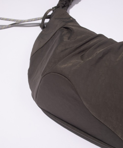 F/CE. （エフシーイー）の「F/CE. / エフシーイー/TEXTURED TWILL BODY BAG / テクスチャード ツイル ボディバッグ（ボディバッグ/ウエストポーチ・メンズ・ブラック/チャコールグレー・F）」の9枚目の写真