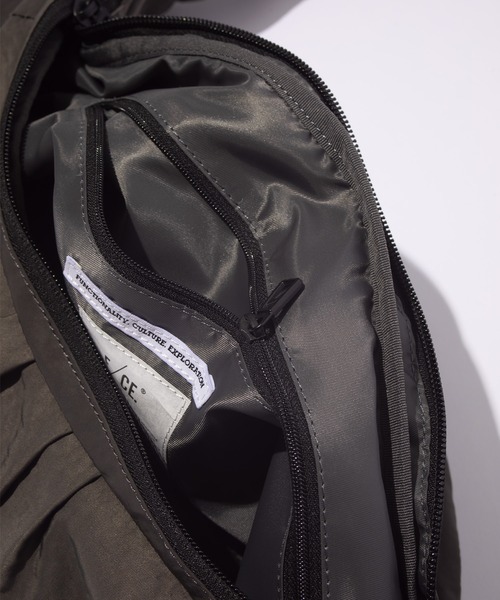 F/CE. （エフシーイー）の「F/CE. / エフシーイー/TEXTURED TWILL BODY BAG / テクスチャード ツイル ボディバッグ（ボディバッグ/ウエストポーチ・メンズ・ブラック/チャコールグレー・F）」の13枚目の写真
