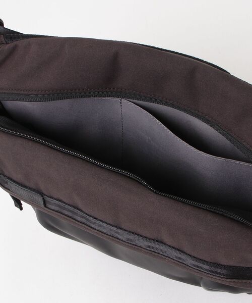 CHROME（クローム）の「［ CHROME / クローム ］BOT FLAP SLING 5L BCVL_BLACK CANVAS LEATHER / ボット フラップ スリング 5リットル ブラック キャンバス レザー 耐水 5L ボディバッグ（ボディバッグ/ウエストポーチ・メンズ・ブラック系その他2・FREE）」の11枚目の写真