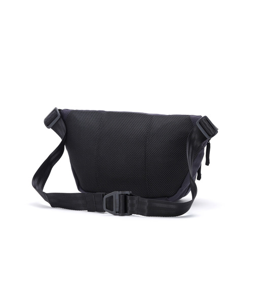 CHROME（クローム）の「［ CHROME / クローム ］BOT FLAP SLING 5L BCVL_BLACK CANVAS LEATHER / ボット フラップ スリング 5リットル ブラック キャンバス レザー 耐水 5L ボディバッグ（ボディバッグ/ウエストポーチ・メンズ・ブラック系その他2・FREE）」の4枚目の写真