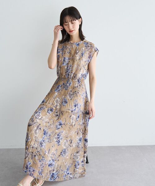 YECCA VECCA（イェッカヴェッカ）の「フラワー柄シアープリーツワンピース（ワンピース・レディース・アイボリー/ベージュ/ネイビー・FREE）」の2枚目の写真