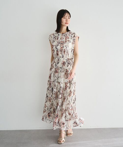 YECCA VECCA（イェッカヴェッカ）の「フラワー柄シアープリーツワンピース（ワンピース・レディース・アイボリー/ベージュ/ネイビー・FREE）」の7枚目の写真