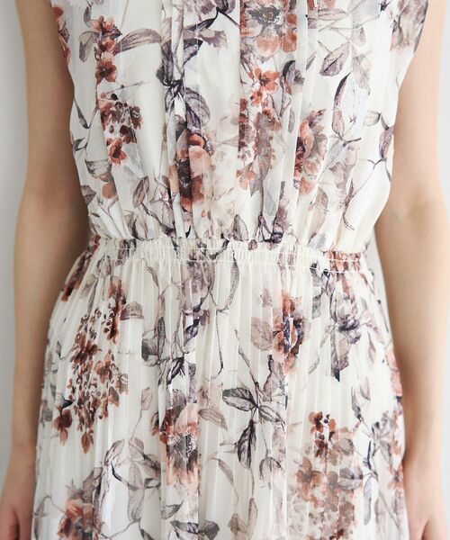 YECCA VECCA（イェッカヴェッカ）の「フラワー柄シアープリーツワンピース（ワンピース・レディース・アイボリー/ベージュ/ネイビー・FREE）」の13枚目の写真