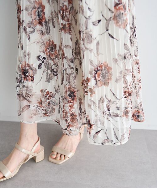 YECCA VECCA（イェッカヴェッカ）の「フラワー柄シアープリーツワンピース（ワンピース・レディース・アイボリー/ベージュ/ネイビー・FREE）」の14枚目の写真