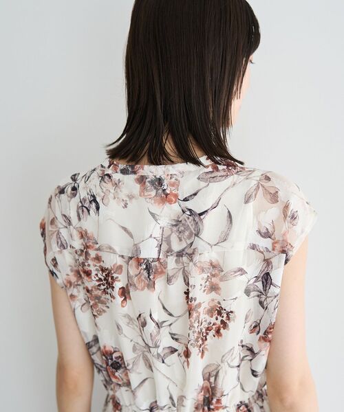 YECCA VECCA（イェッカヴェッカ）の「フラワー柄シアープリーツワンピース（ワンピース・レディース・アイボリー/ベージュ/ネイビー・FREE）」の15枚目の写真